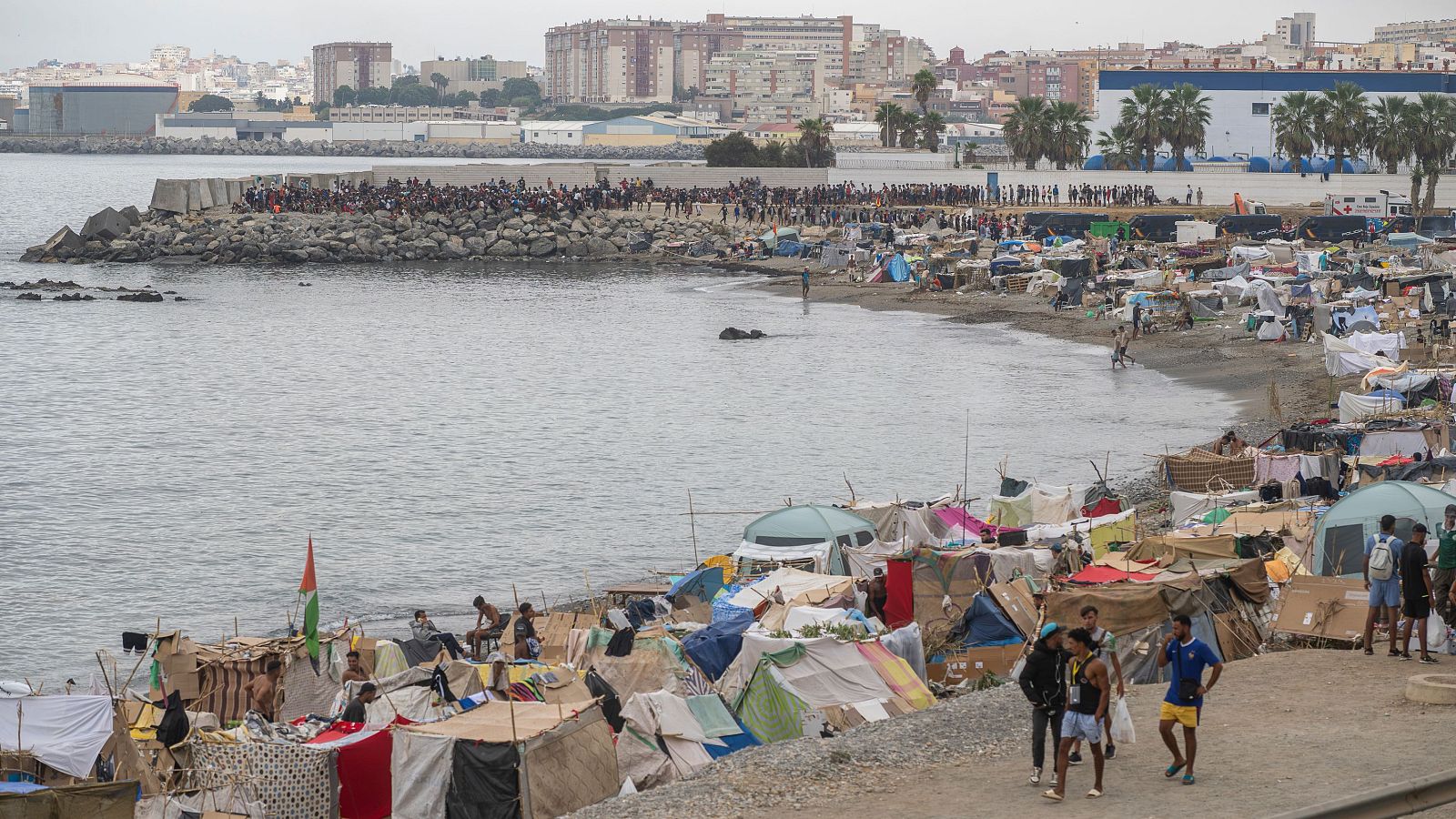 Varios inmigrantes acampados en una playa de Ceuta