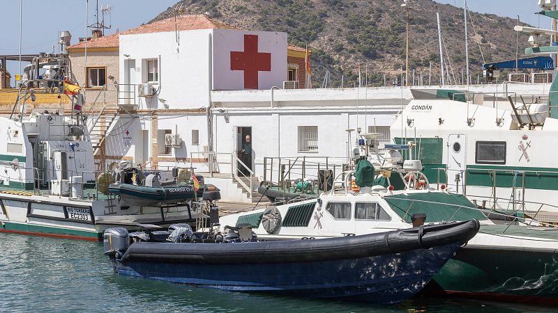 Heridos tres guardias civiles al ser embestidos por una lancha durante una persecución en Águilas (Murcia)
