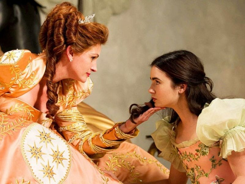 Julia Roberts y Lily Collins en 'Mirror, mirror'