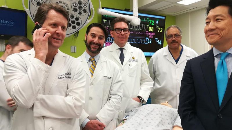 Realizan el primer trasplante mundial de pene y escroto  en EE.UU.