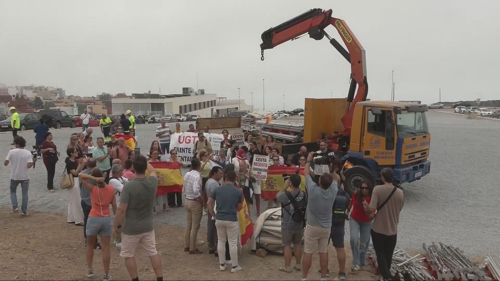Vecinos, profesores y familiares de alumnos tratan de impedir la instalación de un espacio para migrantes junto a una escuela infantil en Ceuta