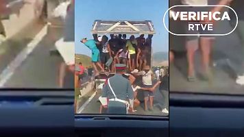El video del cami�n cargado de j�venes ante un gendarme marroqu� se grab� a 48 kil�metros de Ceuta
