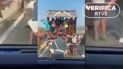 El video del cami�n cargado de j�venes ante un gendarme marroqu� se grab� a 48 kil�metros de Ceuta