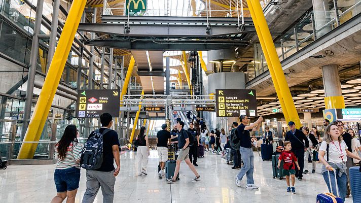 EuropaPress_7738947_decenas_personas_transitan_t4_aeropuerto_adolfo_suarez_madridbarajas_30_agosto