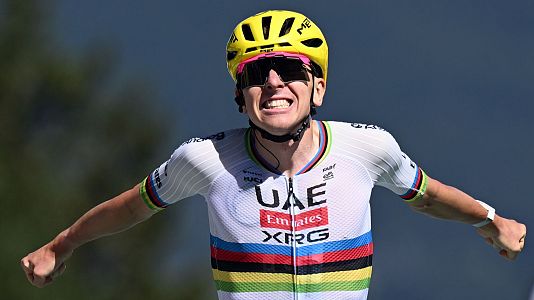 Tadej Pogacar celebra un triunfo en el Tour de Francia