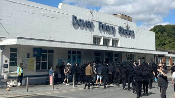 Un grupo de manifestantes encapuchados bloquea el acceso al puerto ingl�s de Dover