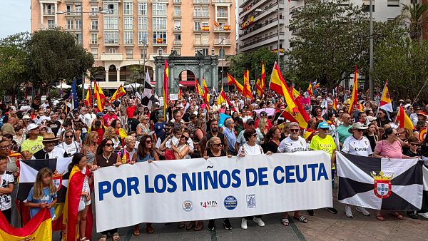 EuropaPress_7752985_decenas_personas_sostienen_pancarta_lema_ninos_ceuta_manifestacion_protesta