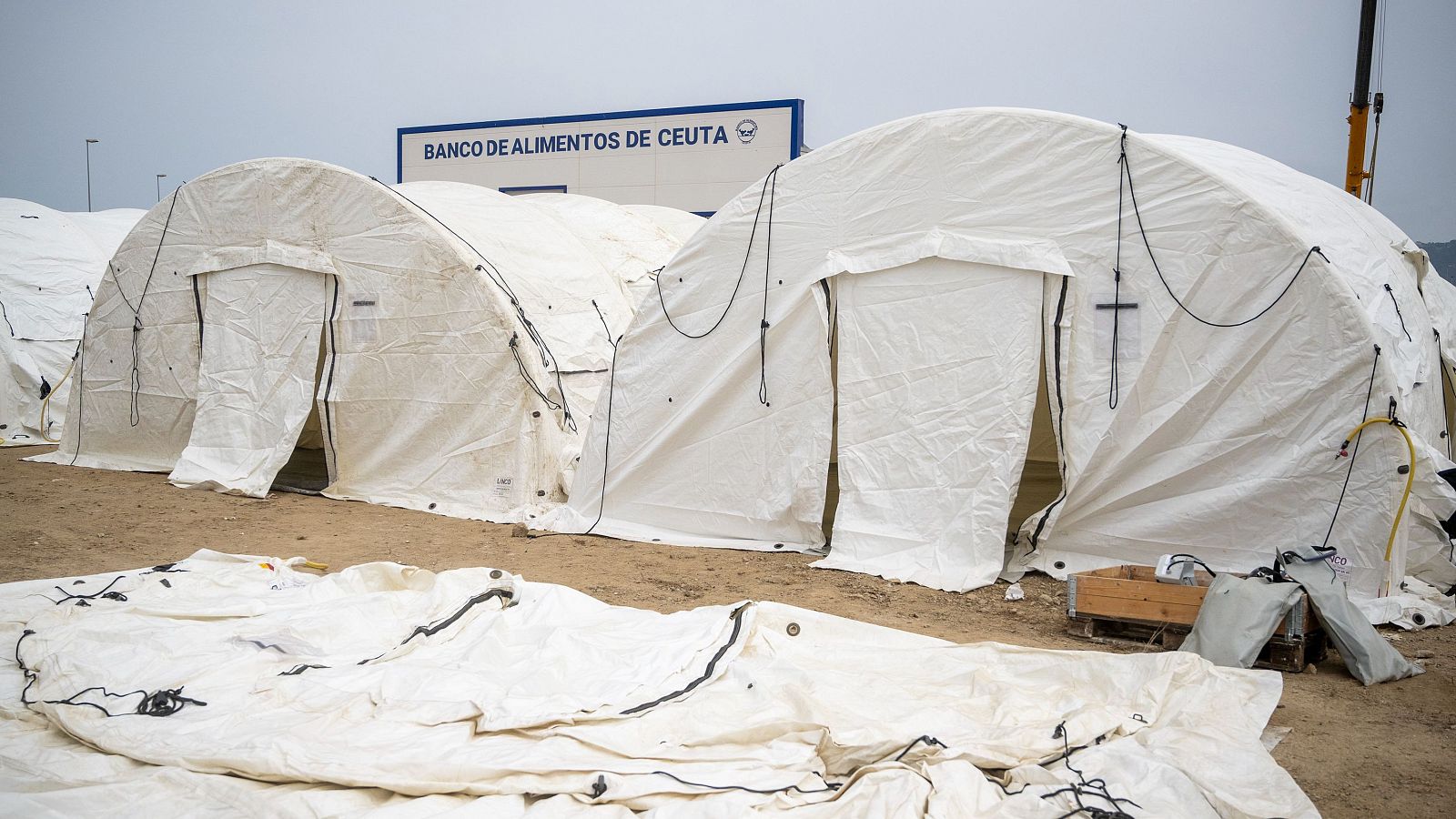 TVE accede al campamento del Muelle de Poniente: así son las carpas que acogerán a los migrantes de Ceuta