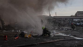 Bomberos trabajan en una zona industrial tras un ataque masivo con misiles rusos contra Kiev