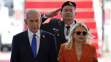 El primer ministro Benjamin Netanyahu (izq.) y su esposa, Sara Netanyahu, durante una ceremonia de bienvenida para el primer ministro de la India, Narendra Modi, en el aeropuerto Ben Gurion el 25 de febrero de 2026