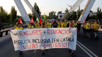 Docents es manifesten a Lleida durant el primer dia de curs