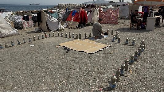 Un hombre reza en una mezquita improvisada en la playa del Trampol�n de Ceuta