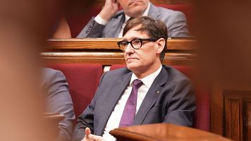 Salvador Illa assegut escoltant la intervenci� dels grups a l'hemicicle del Parlament
