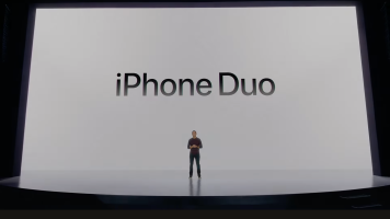 John Ternus, CEO de Apple, presentando el iPhone Duo