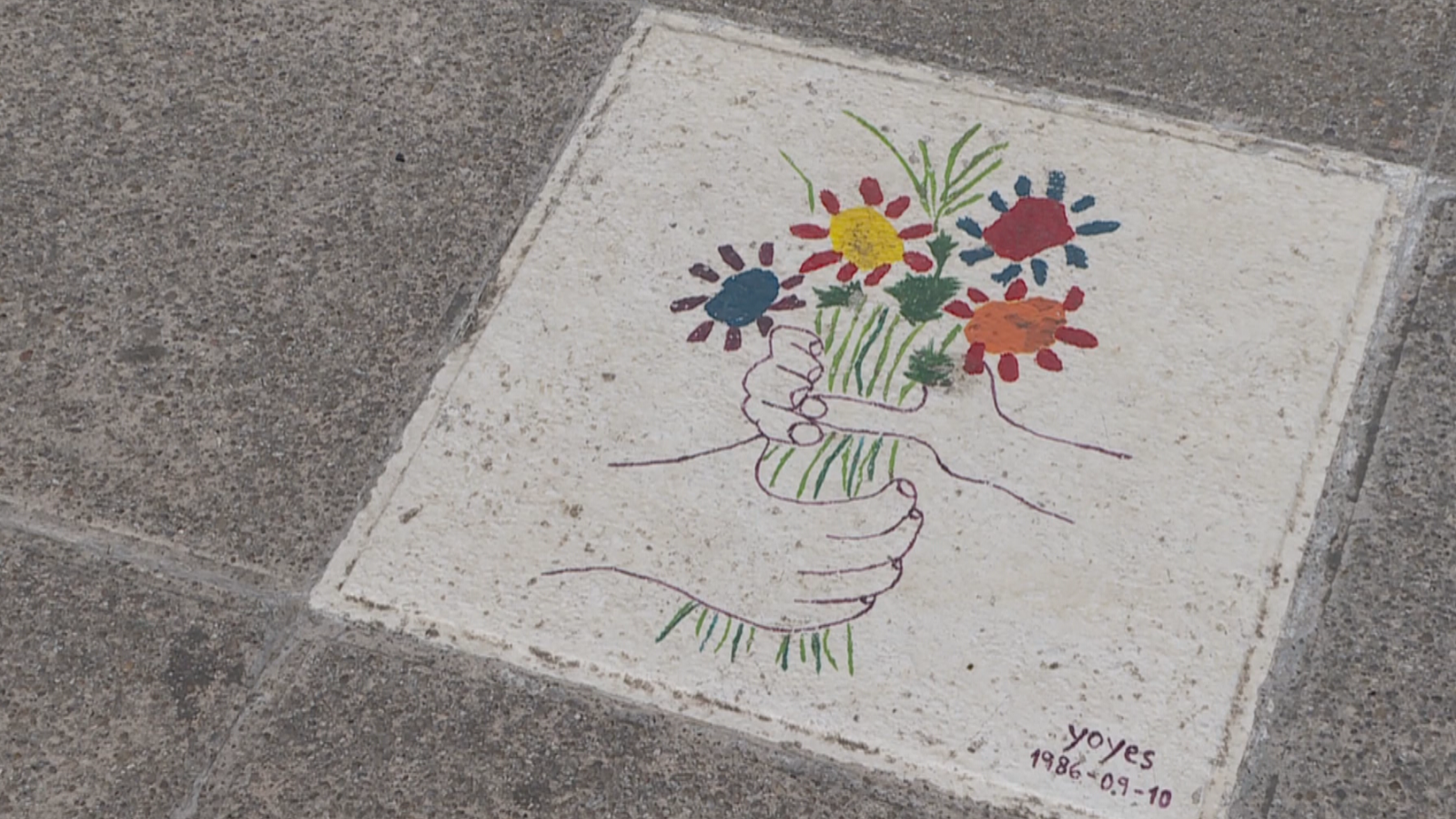 Placa que recuerda a Yoyes en la plaza de Ordizia, su localidad natal