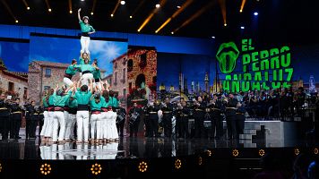 Castells al son de una banda andaluza: ?El Perro Andaluz? celebra la Diada uniendo tradiciones