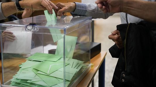 Urna electoral en un colegio de Sevilla