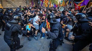Antiavalots dels Mossos d'Esquadra colpegen amb les porres membres de l'esquerra independentista prop del Fossar de les Moreres