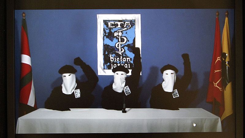 ETA entrega dos cajas con armas a las autoridades francesas en Bayona