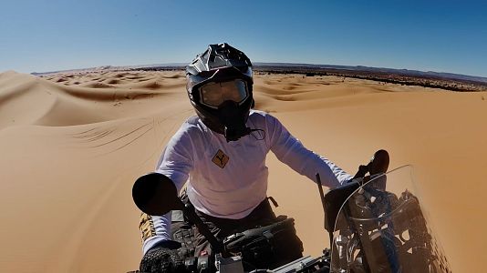Charly Sinewan, a bordo de su moto, en 'Sin plan'
