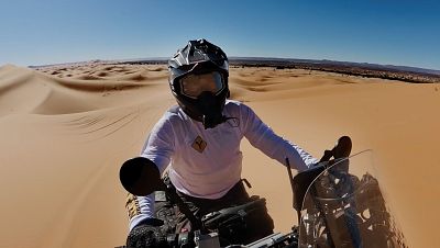 La 2 estrena 'Sin plan', un viaje a bordo de la moto del aventurero Charly Sinewan