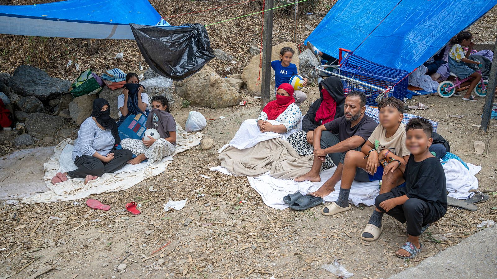 Familias migrantes esperan a las puertas del Centro Ecuestre la Hípica de Ceuta