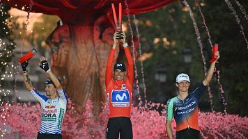 Enric Mas en el podio de la Vuelta a Espa�a 2026 con Primoz Roglic y Felix Gall