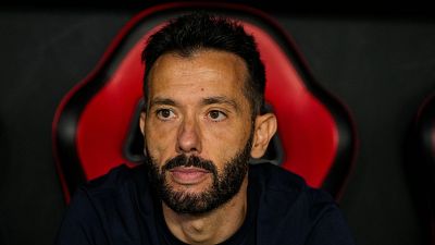El Valencia CF destituye a su entrenador Carlos Corber�n