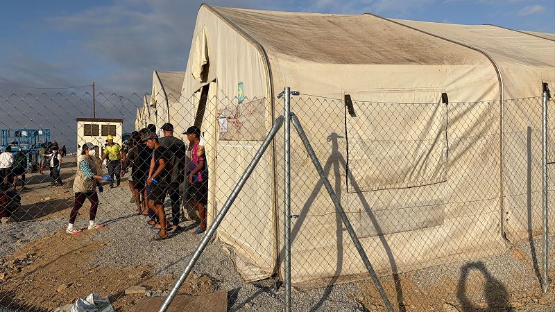 Cientos de migrantes pasan su primera noche alojados en Los Rosales mientras miles siguen en las calles de Ceuta