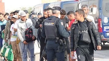 La Polic�a Nacional est� procediendo este domingo al traslado de cientos de migrantes que permanec�an durmiendo en la calle a una nueva ubicaci�n en Ceuta.