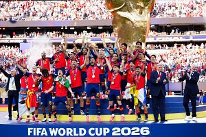 Rodri levanta la Copa del Mundo