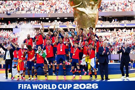 Rodri levanta la Copa del Mundo