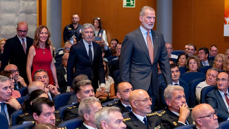 El rey reconoce el trabajo de los servidores públicos en la "situación de extraordinaria complejidad" que sufre Ceuta
