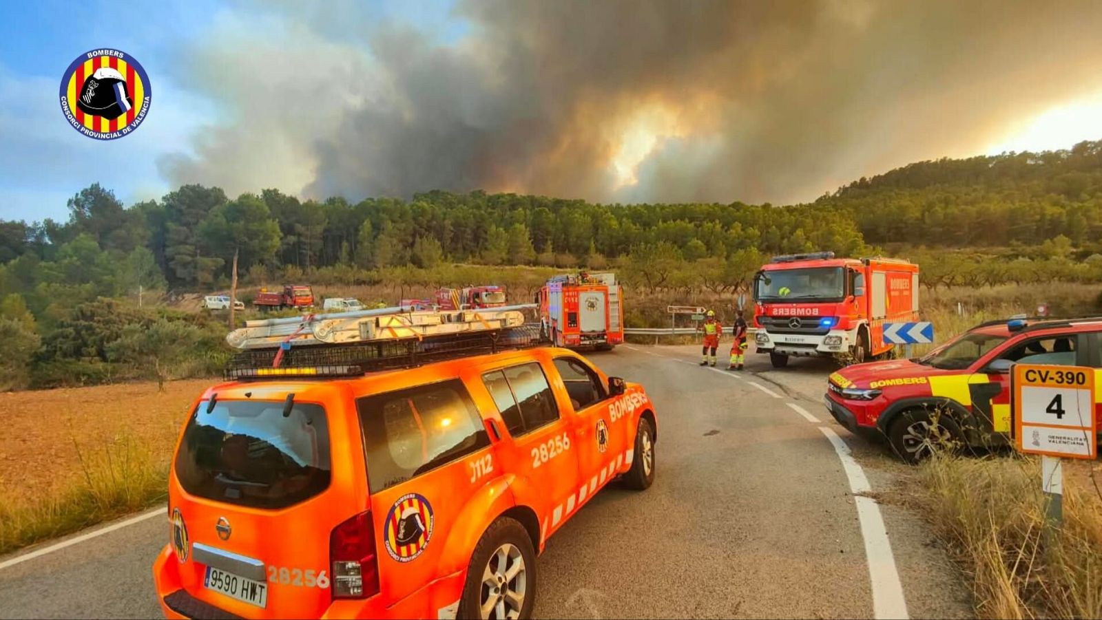 Los bomberos del Consorcio Provincial de Valencia trabajan en la extinción del incendio de Tuéjar