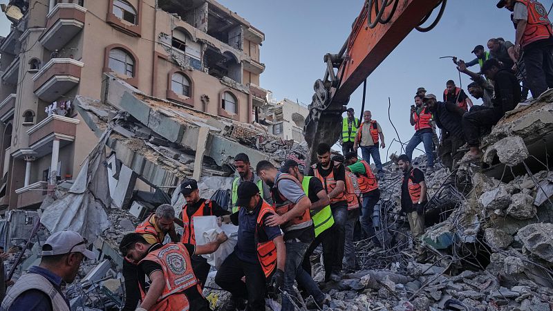 Mueren al menos 20 personas en Gaza al derrumbarse un edificio dañado por la guerra que albergaba a refugiados