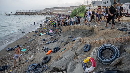 Decenas de migrantes celebran haber traspasado la frontera entre Ceuta y Marruecos, a 31 de julio de 2026