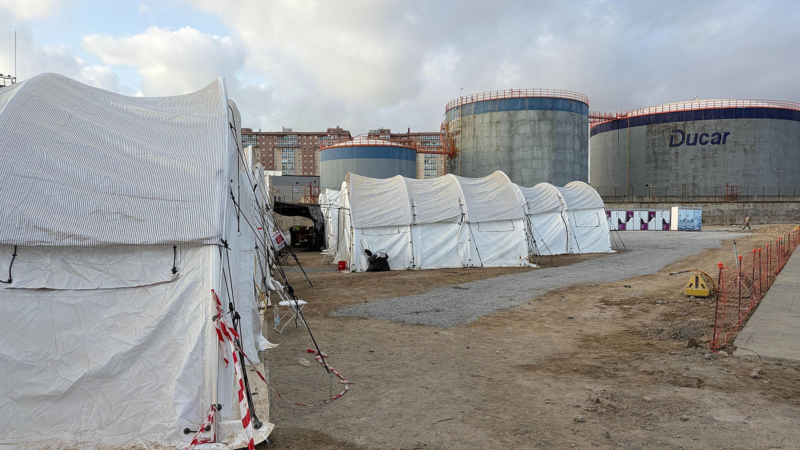 La Justicia paraliza el campamento para migrantes en el puerto