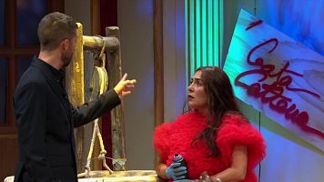 David Broncano se�ala el cartel en homenaje a Gata Cattana en 'La Revuelta' 16/9/26