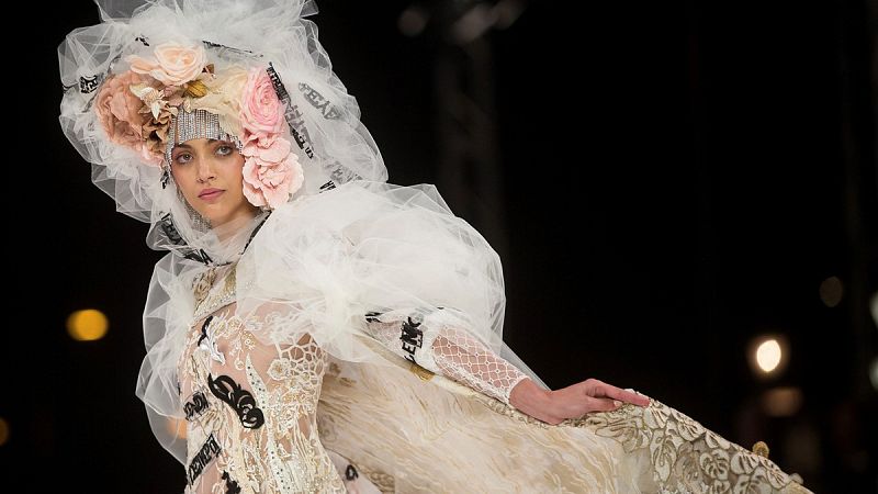 Yolancris y La Fura dels Baus ofrecen un desfile impresionante