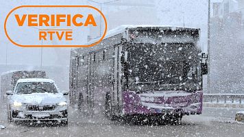 Coche y autob�s circulando por una carretera con nieve