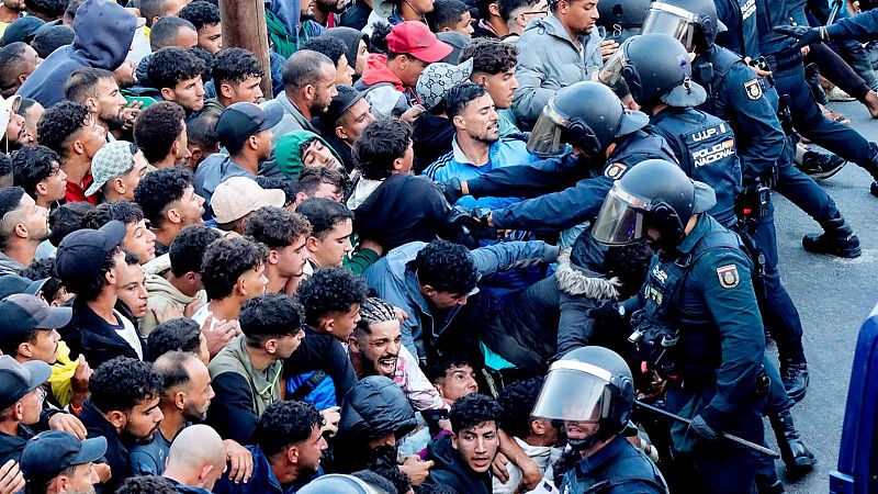 Cientos de migrantes son trasladados al puerto de Ceuta entre momentos de tensión tras el desalojo de las playas