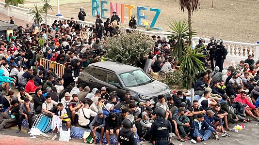 Traslado de migrantes asentados en la playa de Ben�tez, este viernes.