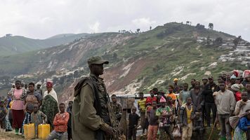 Un soldado del M23 ante en las minas de colt�n en Rubaya, Kivu Norte