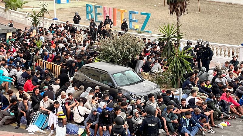 El Gobierno califica de "complejo" el traslado de migrantes en Ceuta y afea al PP que "ponga palos en las ruedas"