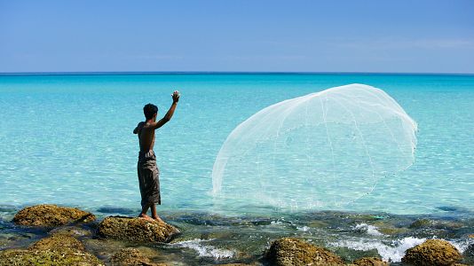 Joven somal� lanza la red de pesca en aguas del Oc�ano �ndico