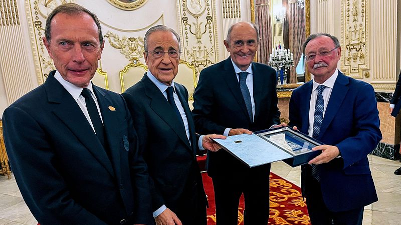 Decenas de ceut�es reciben a Florentino P�rez en la ciudad aut�noma: "Gracias por apoyarnos"