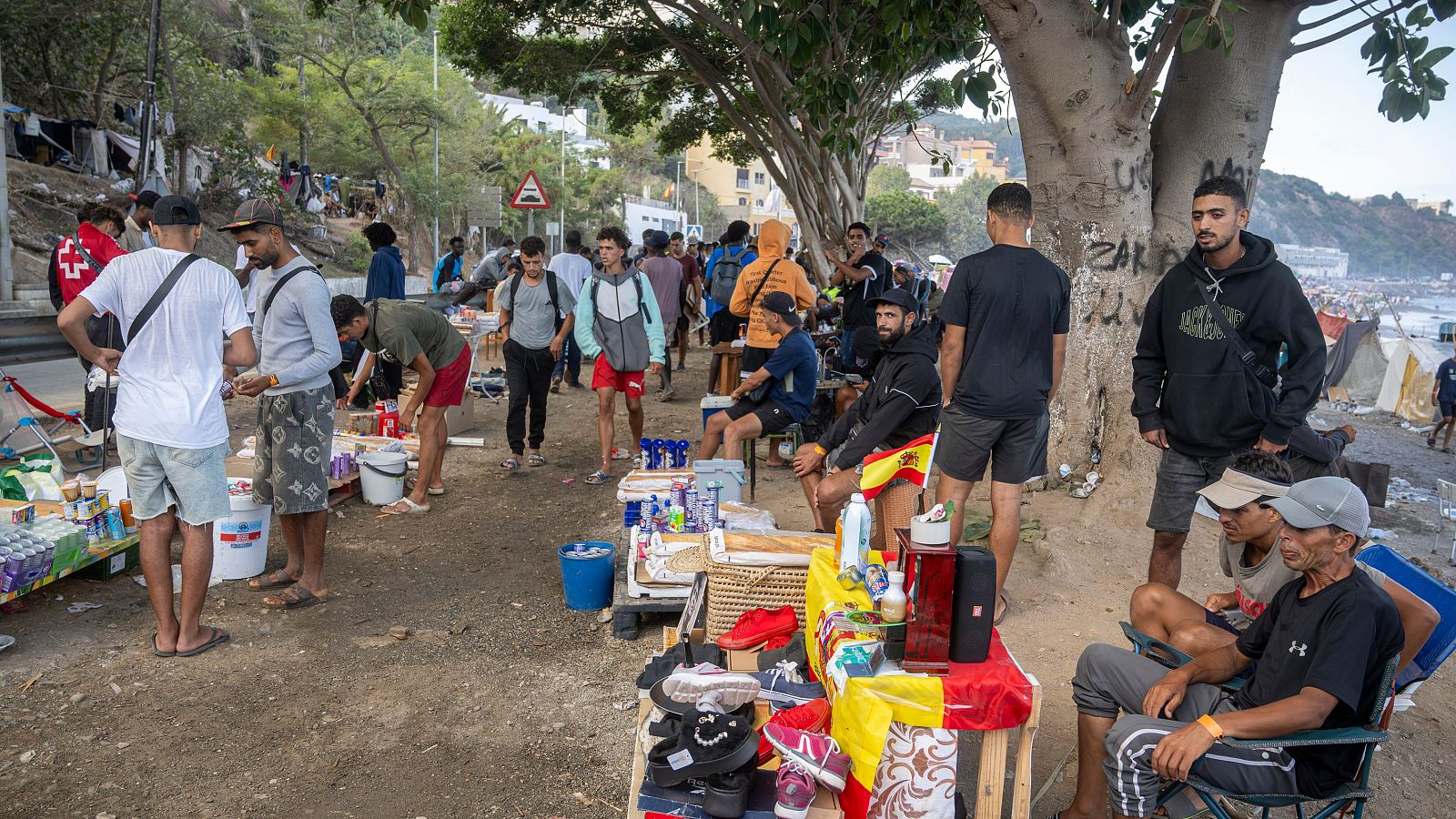 Migrantes en la playa del Trampolín, en Ceuta