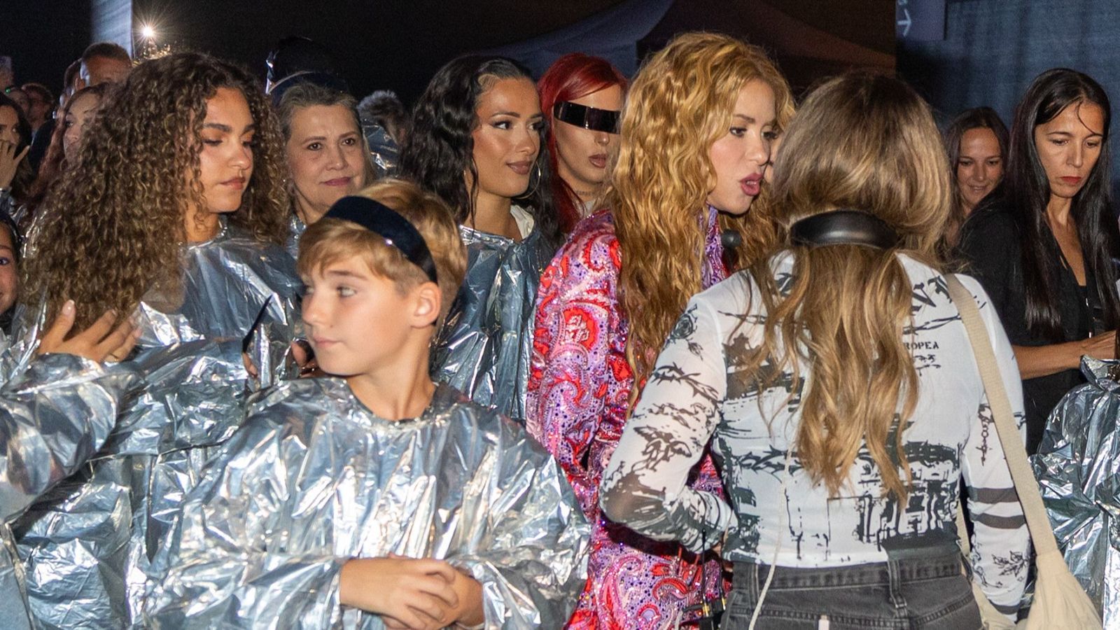 Artistas del Benidorm Fest junto a Shakira antes de salir al escenario del primer concierto en Madrid
