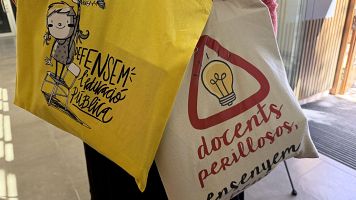 Bosses reivindicatives del col�lectiu docent a l'Assemblea Educativa de Catalunya d'aquest dissabte a Vandell�s i l'Hospitalet de l'Infant