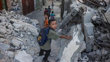 Los ni�os gazat�es regresan a unas aulas con pocos pupitres y a�n bajo ataques israel�es